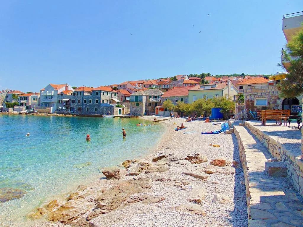 Postira kavicsos partja Brač szigetén