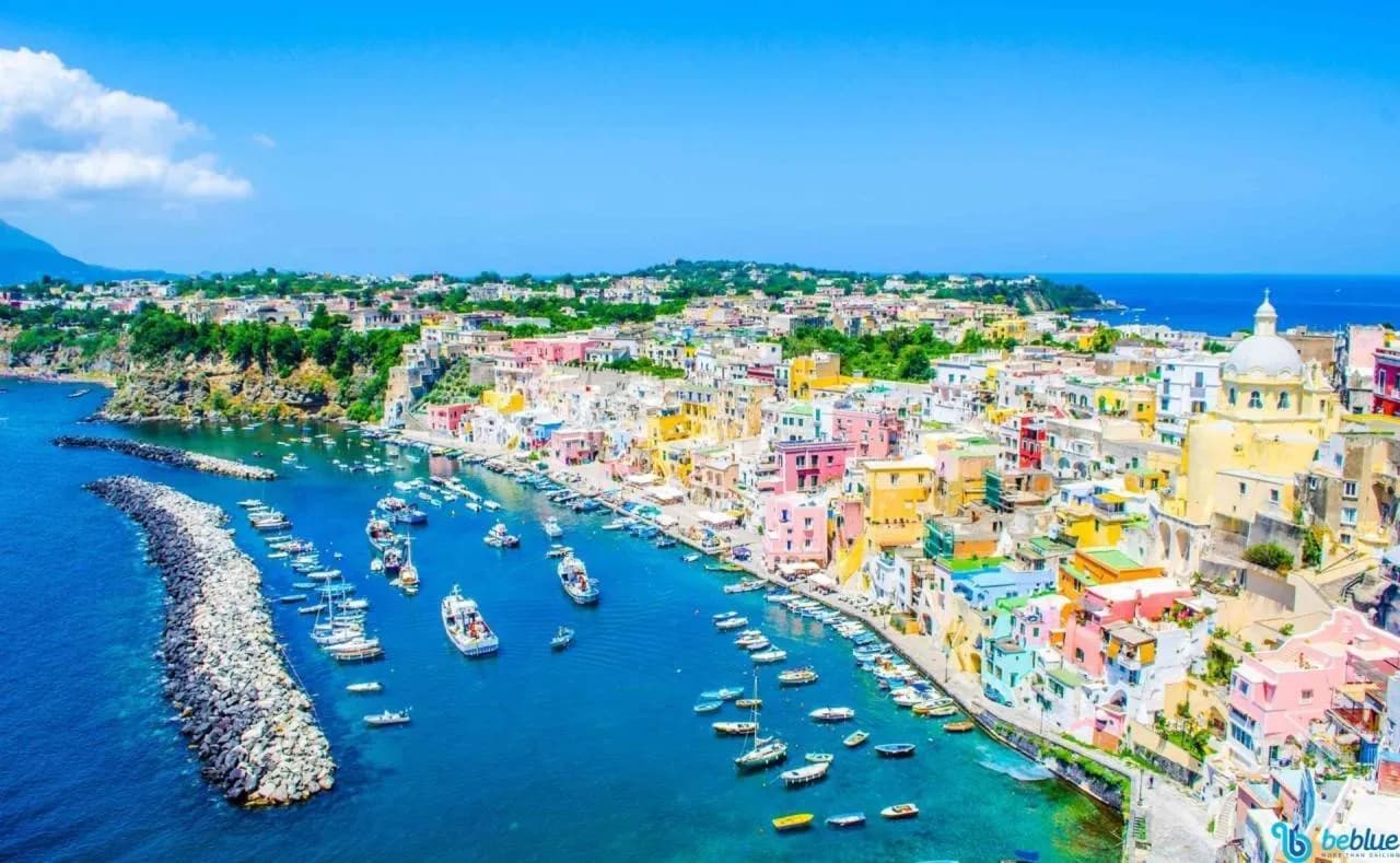 Procida színes kikötője a Nápolyi-öbölben