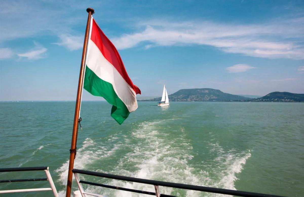 Magyar lobogó a hajó tatján